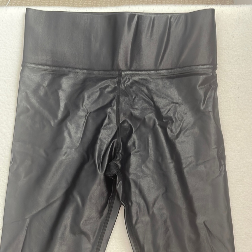 NWT CARBON LIQUID BLACK LEGGINGS SIZE L